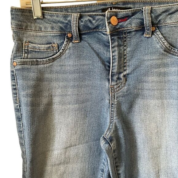 D Jeans Women's Capris Faded Denim Size 8 - Picture 3 of 13